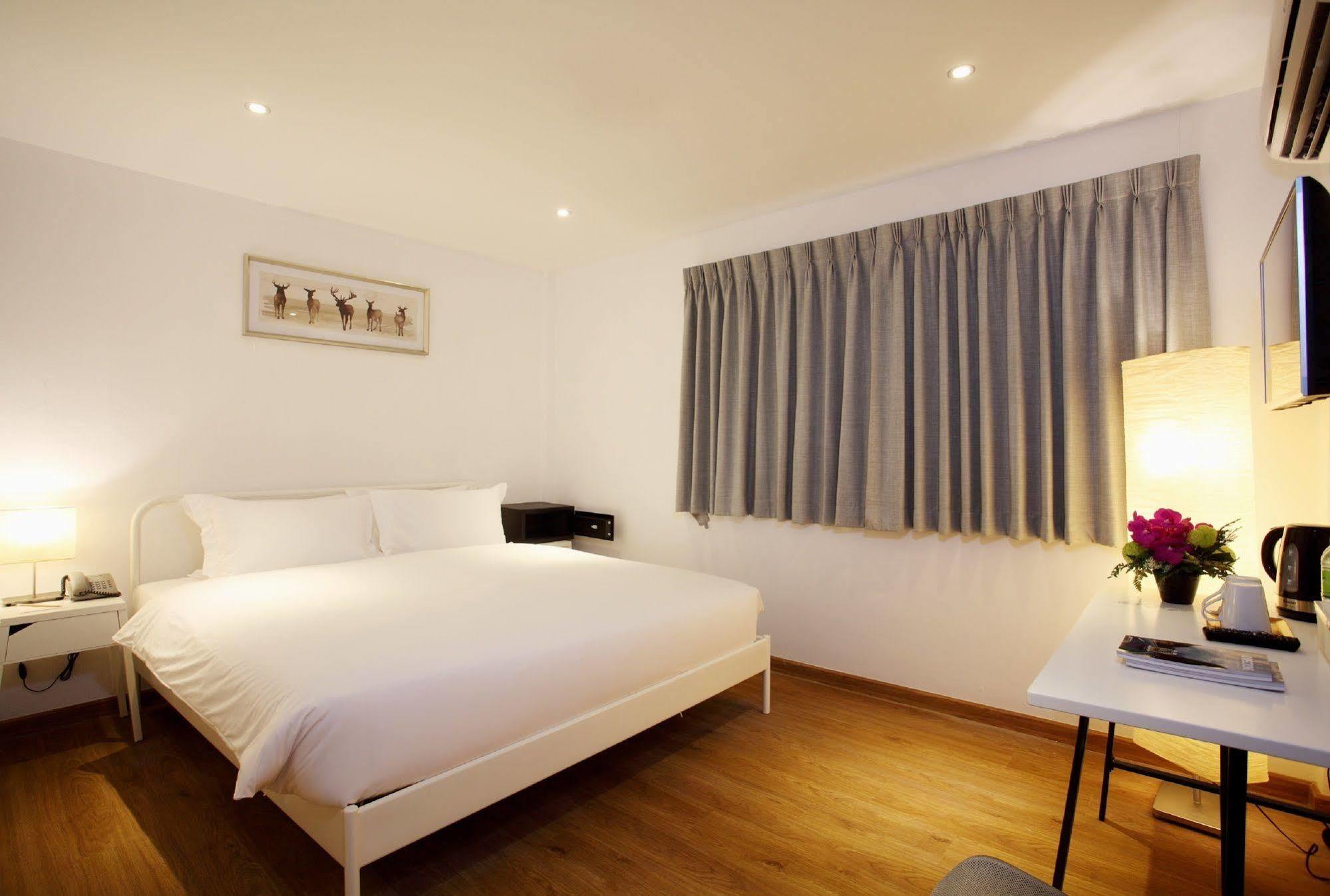Safari Beach Hotel Patong Bagian luar foto