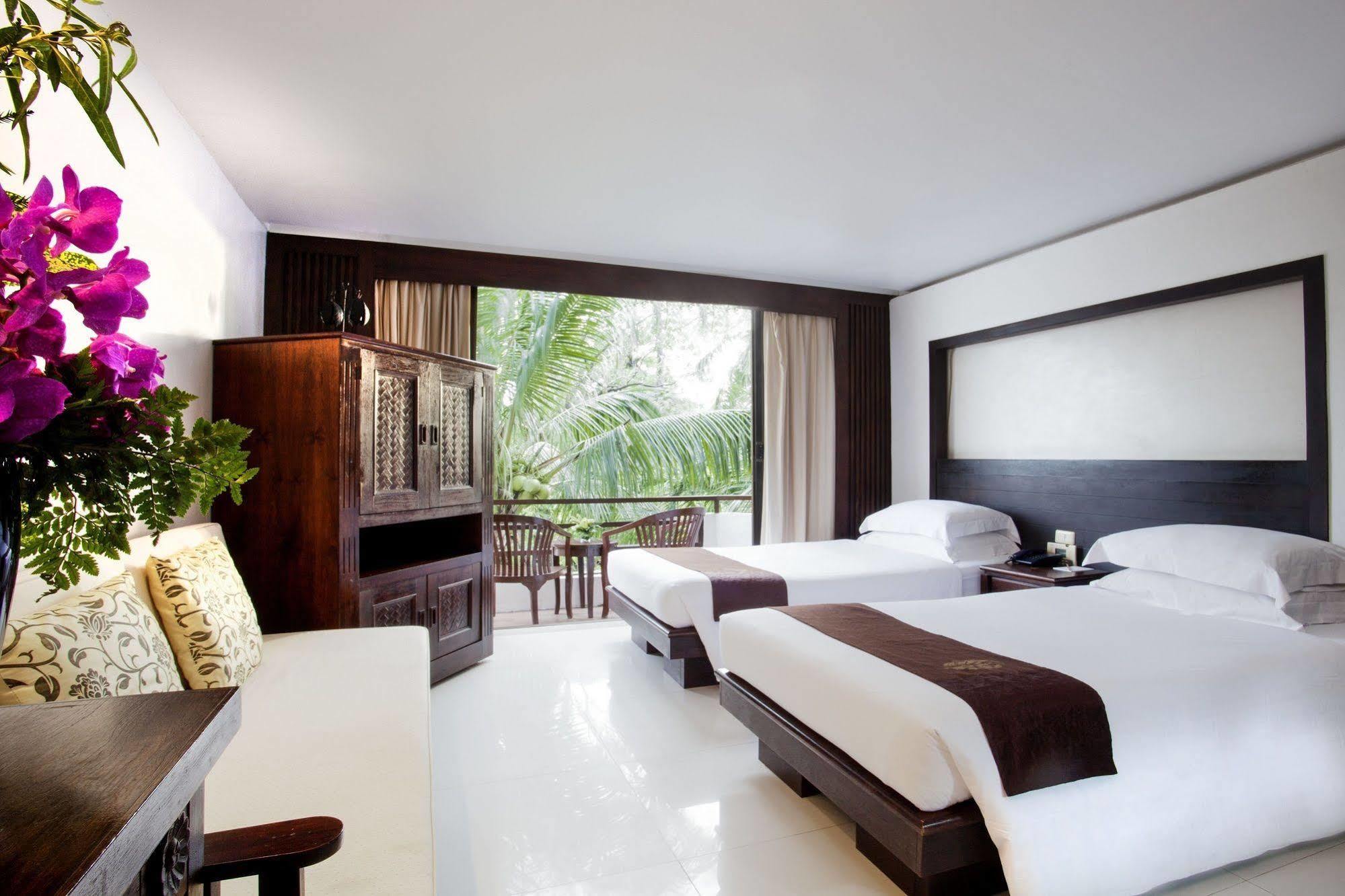 Safari Beach Hotel Patong Bagian luar foto