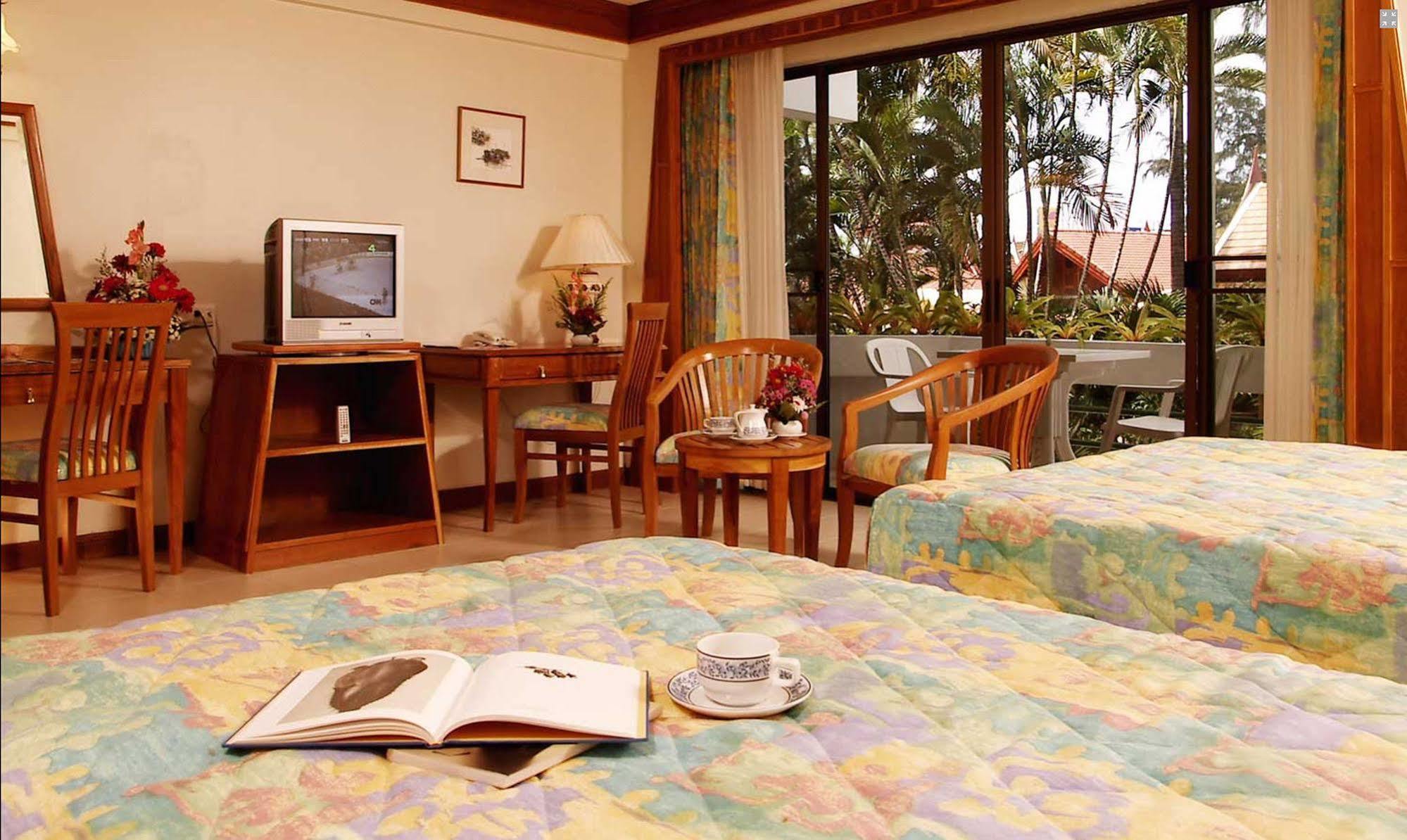 Safari Beach Hotel Patong Bagian luar foto