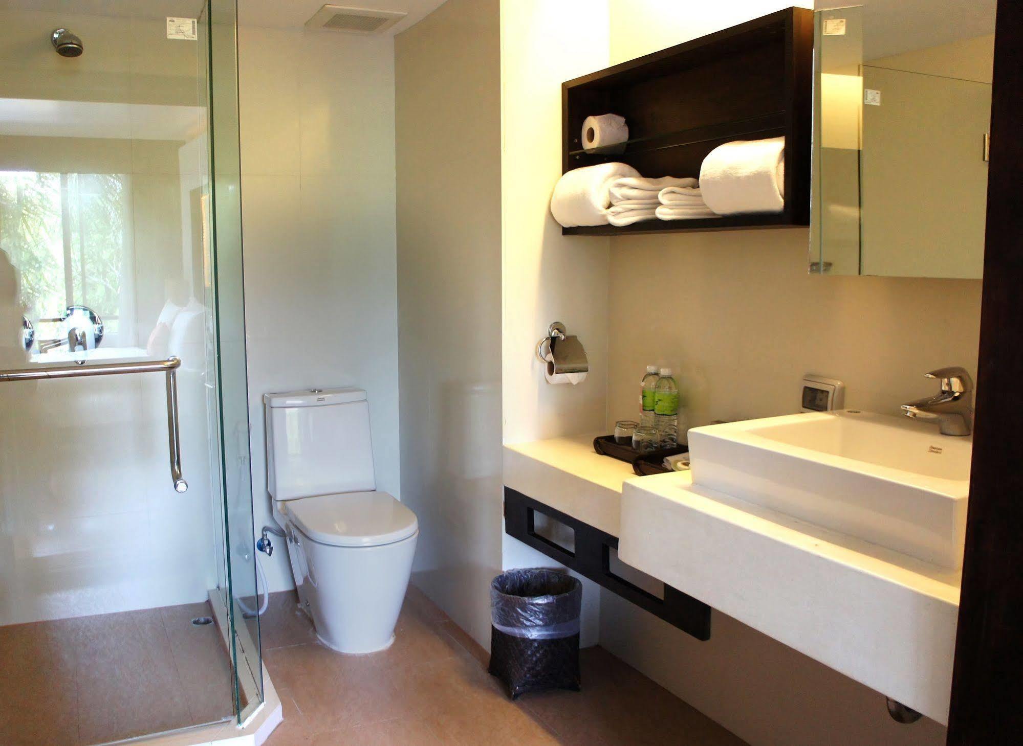 Safari Beach Hotel Patong Bagian luar foto
