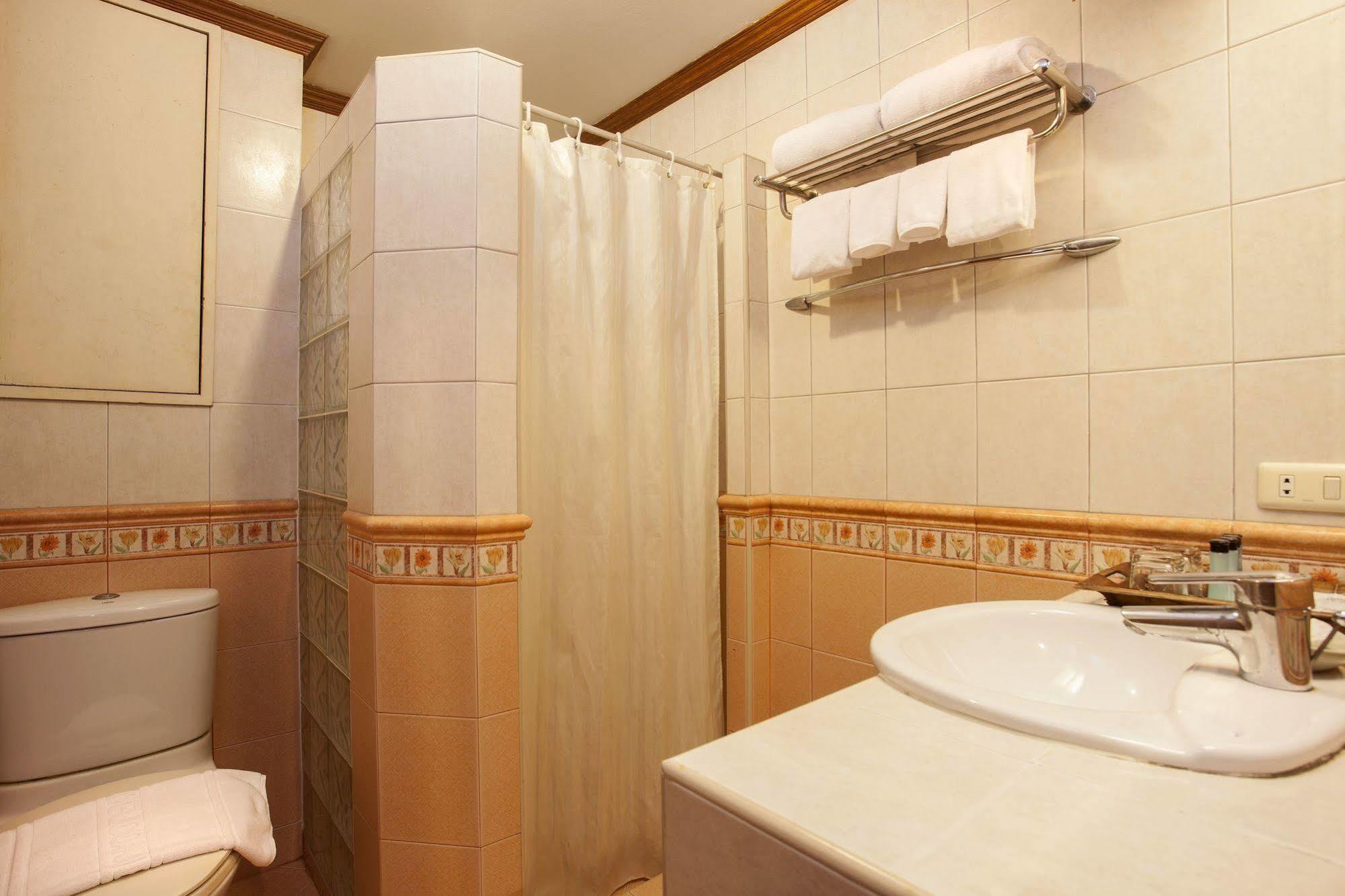 Safari Beach Hotel Patong Bagian luar foto