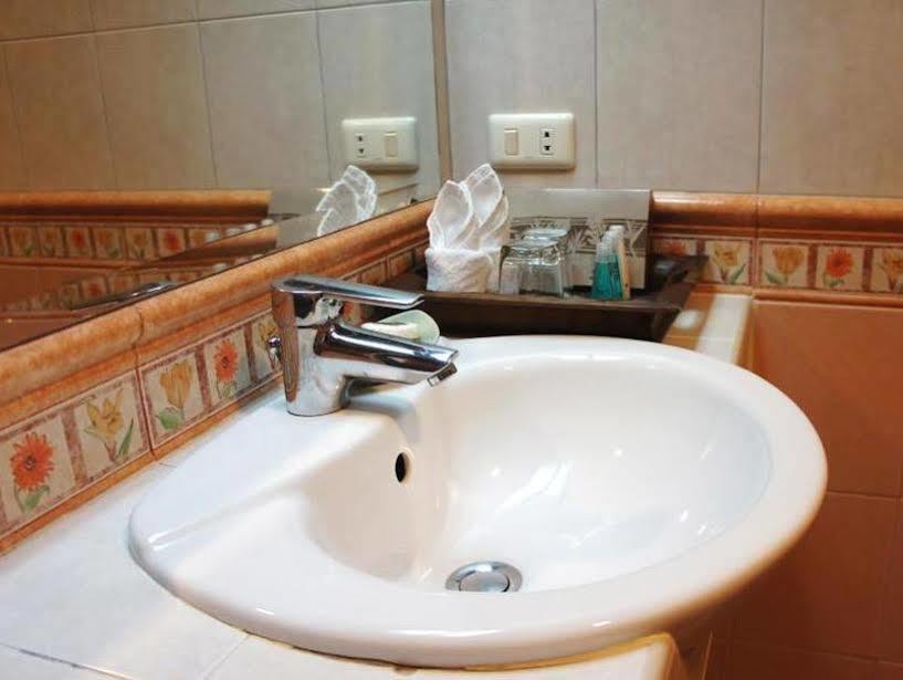Safari Beach Hotel Patong Bagian luar foto