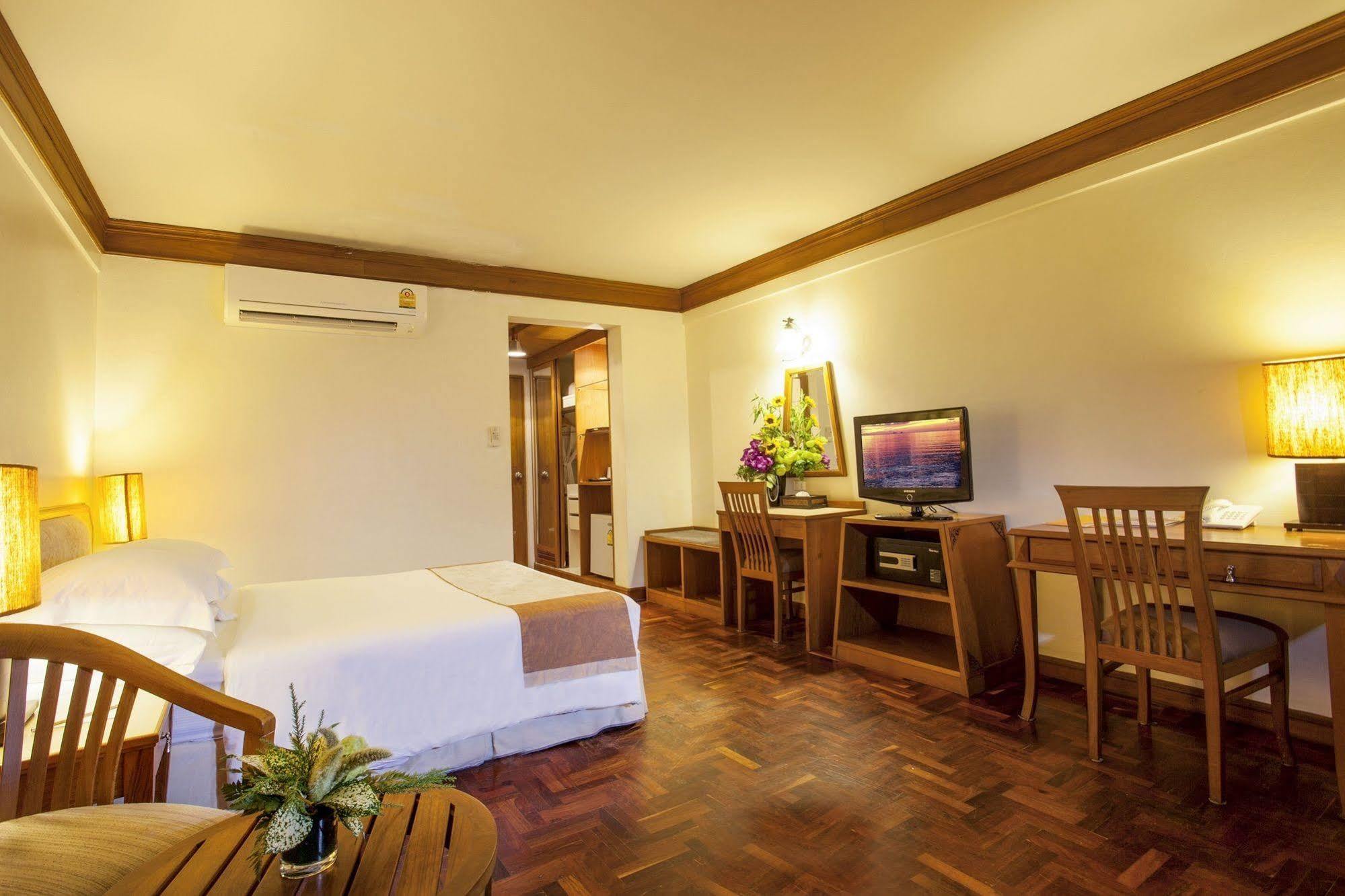 Safari Beach Hotel Patong Bagian luar foto