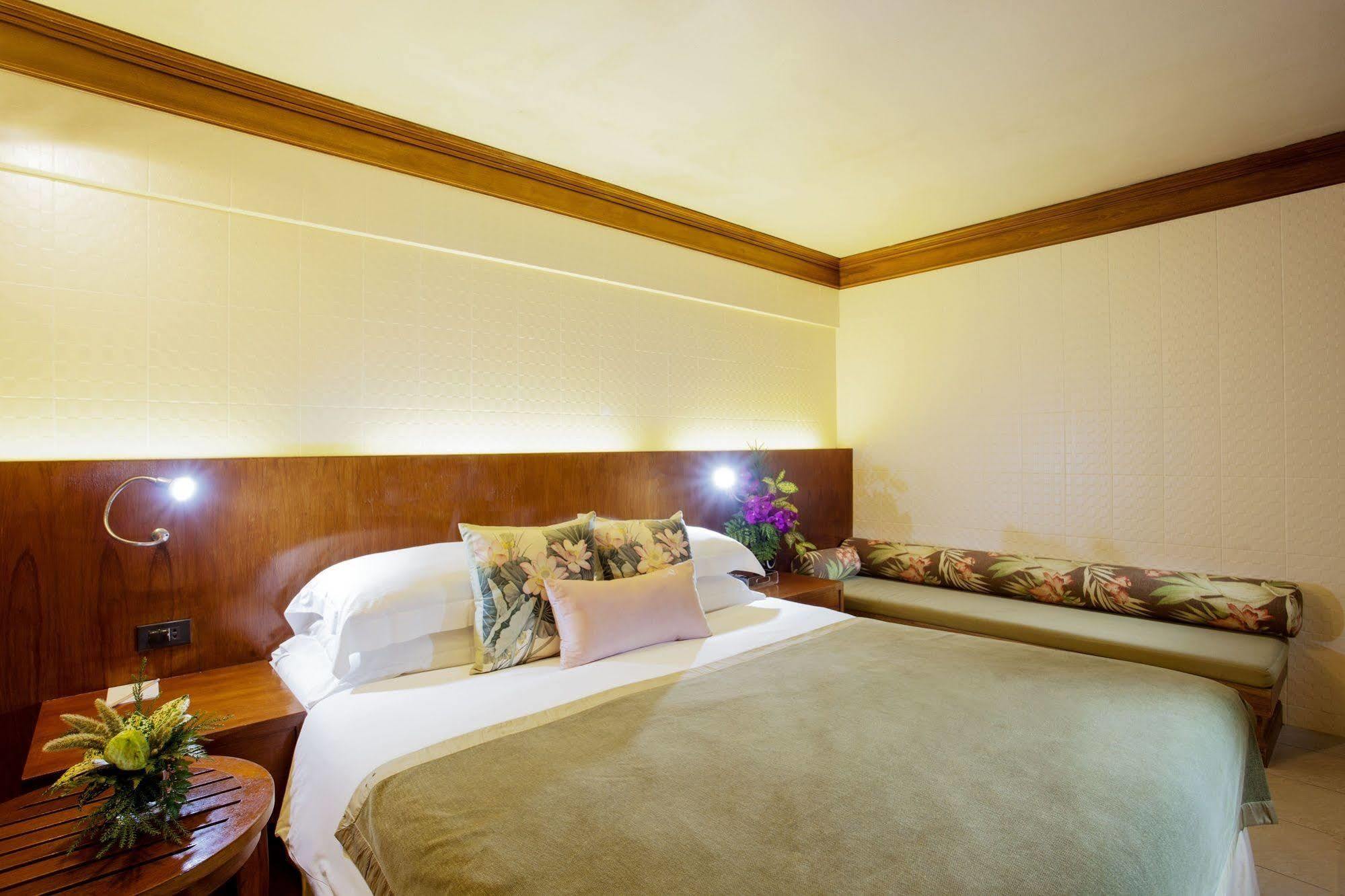 Safari Beach Hotel Patong Bagian luar foto