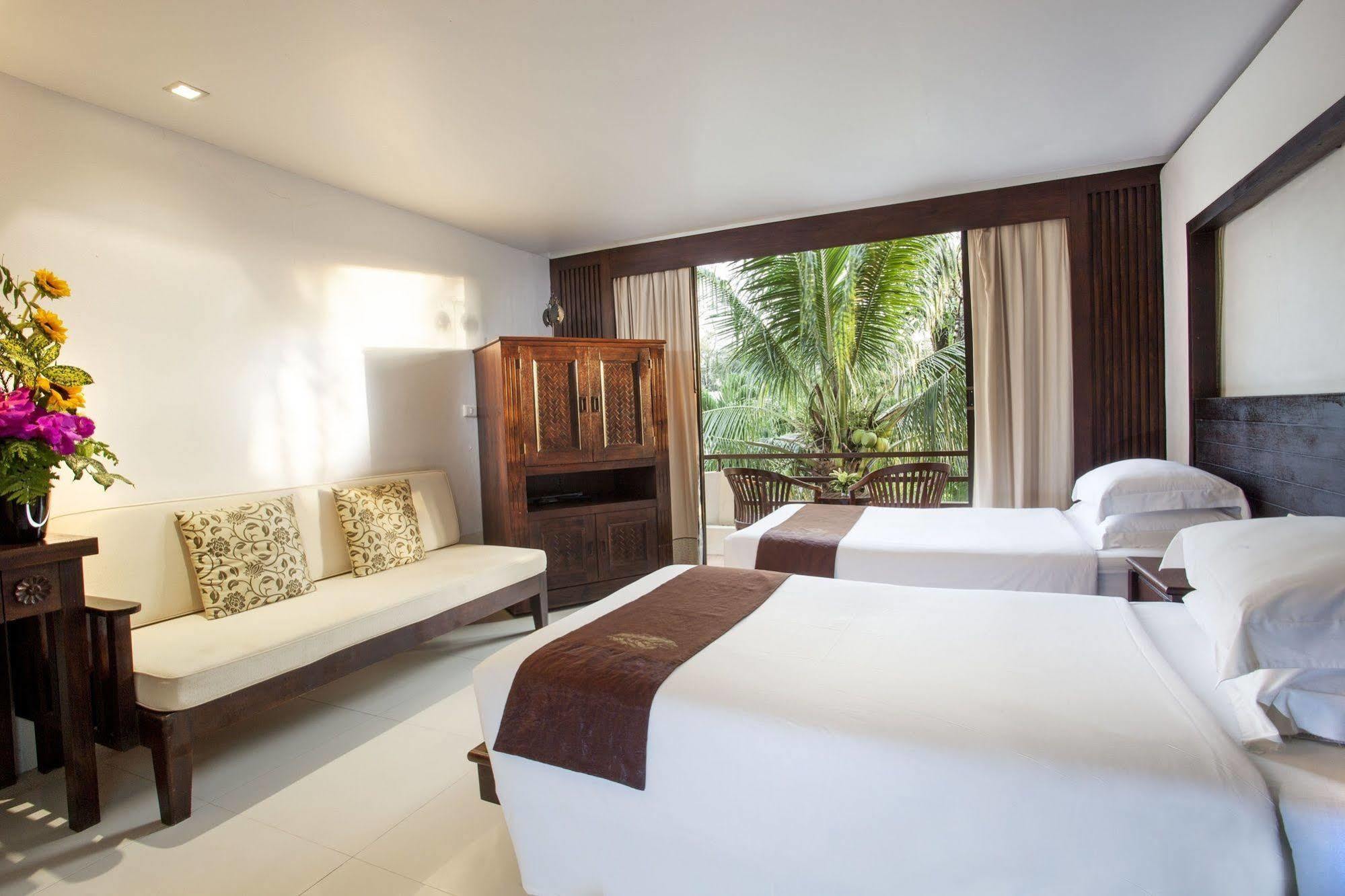 Safari Beach Hotel Patong Bagian luar foto