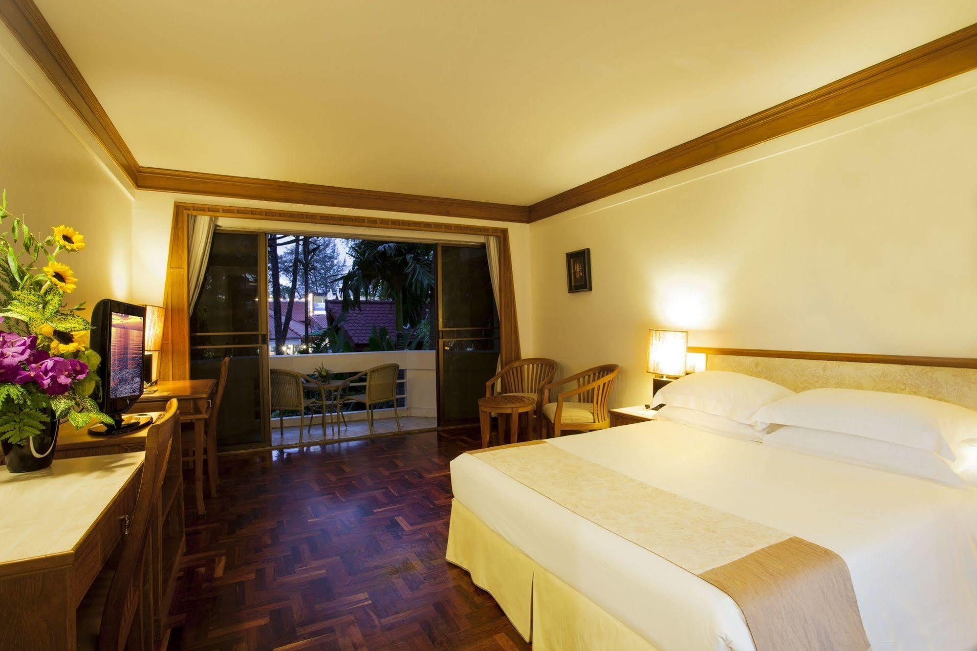 Safari Beach Hotel Patong Bagian luar foto